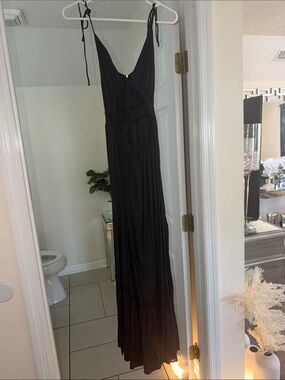 That’s so fetch Black Tie-Shoulder Maxi Dress -